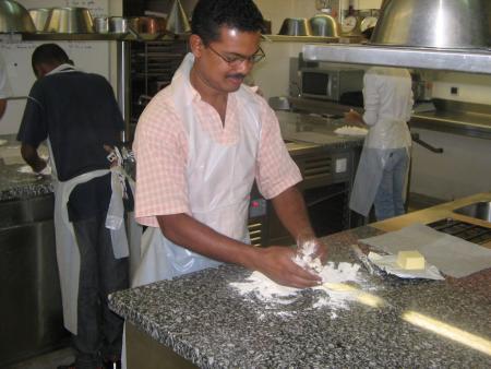 Mon professeur.... met aussi la main dans la farine!!!